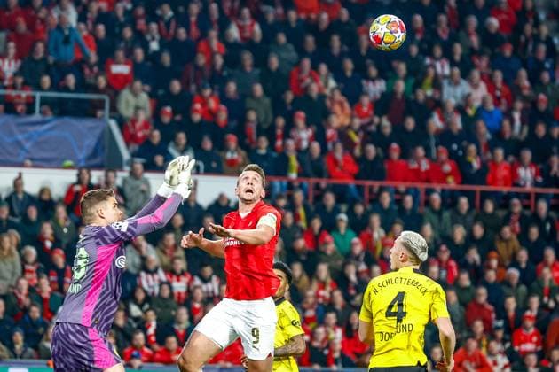 EINDHOVEN, 20-02-2024, Philips Stadium, UEFA Champions League season 2023 24, match between PSV and Borussia Dortmund, Borussia Dortmund goalkeeper Alexander Meyer and PSV player Luuk de Jong PSV - Borussia Dortmund  x24344012x Copyright: