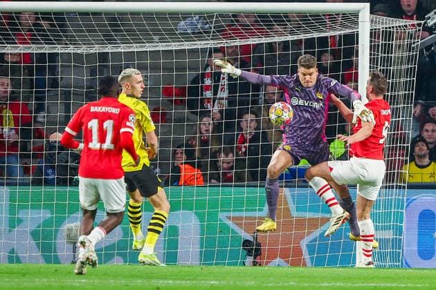 EINDHOVEN, 20-02-2024, Philips Stadium, UEFA Champions League season 2023 24, match between PSV and Borussia Dortmund, Borussia Dortmund goalkeeper Alexander Meyer and PSV player Luuk de Jong PSV - Borussia Dortmund  x24344041x Copyright: