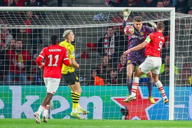 EINDHOVEN, 20-02-2024, Philips Stadium, UEFA Champions League season 2023 24, match between PSV and Borussia Dortmund, Borussia Dortmund goalkeeper Alexander Meyer and PSV player Luuk de Jong PSV - Borussia Dortmund  x24344045x Copyright:
