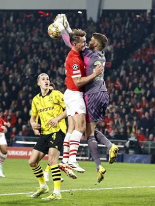 EINDHOVEN - (l-r) Nico Schlotterbeck of Borussia Dortmund, Luuk de Jong of PSV Eindhoven, Borussia Dortmund goalkeeper Alexander Meyer during the UEFA Champions League last 16 match between PSV Eindhoven and Borussia Dortmund at the Phillips Stadium on February 20, 2024 in Eindhoven, Netherlands. ANP MAURICE VAN STEEN UEFA Champions League 2023 24 2023 2024 xVIxANPxSportx xxANPxIVx 491635233 originalFilename: 491635233.jpg