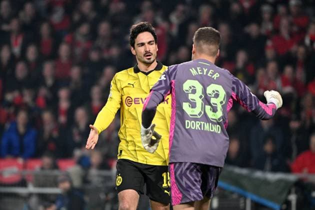 240220 UEFA CL Round of 16 PSV Eindhoven - Borussia Dortmund Mats Hummels of Borussia Dortmund pictured with Alexander Meyer of Borussia Dortmund during a football game between PSV Eindhoven and Borussia Dortmund during the 1st leg of the Round of 16 in the UEFA Champions League 2023 - 2024 competition on February 20, 2024 in Eindhoven, The Netherlands. (Photo by Maarten Straetemans Isosport) EINDHOVEN The Netherlands  Copyright: xx 440632
