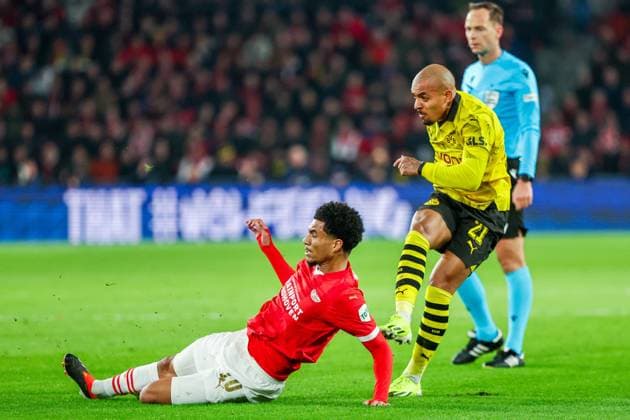 EINDHOVEN, 20-02-2024, Philips Stadium, UEFA Champions League season 2023 24, match between PSV and Borussia Dortmund, Borussia Dortmund player Donyell Malen and PSV player Malik Tillman PSV - Borussia Dortmund  x24344091x Copyright: