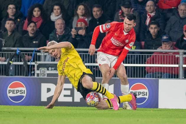 Julian Ryerson (Borussia Dortmund, 26) geht im Zweikampf mit Hirving Lozano (PSV Eindhoven, 27) zu Boden. Fussball: UEFA Champions League, Saison 2023 2024, Achtelfinale, Runde 1 von 2, PSV Eindhoven - Borussia Dortmund am 20.02.2024 im Phillips-Stadion in Eindhoven. Foto: Kirchner-Media TH Copyright: xKirchner-Media THx
