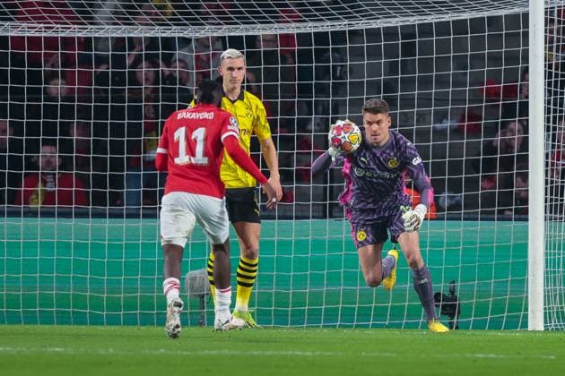 20.02.2024, Fussball, Saison 2023 2024, UEFA Champions League, Achtelfinale, Runde 1, PSV Eindhoven - Borussia Dortmund, Torwart Alexander Meyer (Borussia Dortmund) rettet den Ball vor Johan Bakayoko (PSV Eindhoven), Eindhoven Philips Stadion Nordbrabant Niederlande xRHR-FOTO DEx Copyright: DennisxEwert RHR-FOTOx RHR-FOTO DE