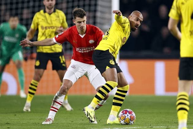 EINDHOVEN - (l-r) Olivier Boscagli of PSV Eindhoven, Donyell Malen of Borussia Dortmund during the UEFA Champions League last 16 match between PSV Eindhoven and Borussia Dortmund at the Phillips stadium on February 20, 2024 in Eindhoven, Netherlands. ANP MAURICE VAN STEEN UEFA Champions League 2023 24 2023 2024 xVIxANPxSportx xxANPxIVx 491635442 originalFilename: 491635442.jpg
