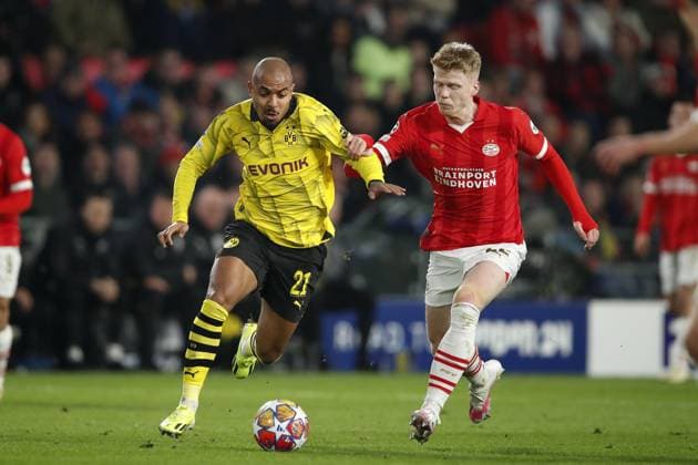 EINDHOVEN - (l-r) Donyell Malen of Borussia Dortmund, Jerdy Schouten of PSV during the UEFA Champions League round of 16 match between PSV Eindhoven and Borussia Dortmund at the Phillips stadium on February 20, 2024 in Eindhoven, Netherlands. ANP Hollandse Hoogte Bart Stoutjesdijk UEFA Champions League 2023 24 2023 2024 xVIxANPxSportx xBartxStoutjesdijkxIVx 491635480 originalFilename: 491635480.jpg