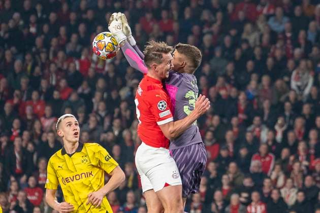 Alexander Meyer (Borussia Dortmund 09, 33) faengt den Ball vor Luuk de Jong (PSV Eindhoven, 09). Nico Schlotterbeck (Borussia Dortmund 09, 04) beobachtet die Szene. Fussball: UEFA Champions League, Saison 2023 2024, Achtelfinale, Runde 1 von 2, PSV Eindhoven - Borussia Dortmund am 20.02.2024 im Phillips-Stadion in Eindhoven. Foto: Kirchner-Media TH Copyright: xKirchner-Media THx