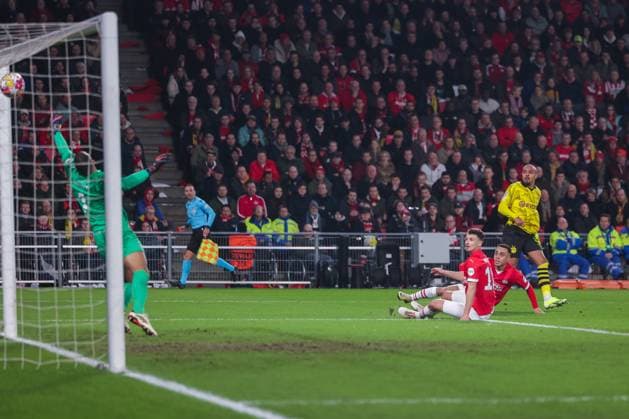 Sport Bilder des Tages 20.02.2024, Fussball, Saison 2023 2024, UEFA Champions League, Achtelfinale, Runde 1, PSV Eindhoven - Borussia Dortmund, Donyell Malen (Borussia Dortmund) trifft zum 0:1 gegen Walter Benitez (PSV Eindhoven), Eindhoven Philips Stadion Nordbrabant Niederlande xRHR-FOTO DEx Copyright: DennisxEwert RHR-FOTOx RHR-FOTO DE