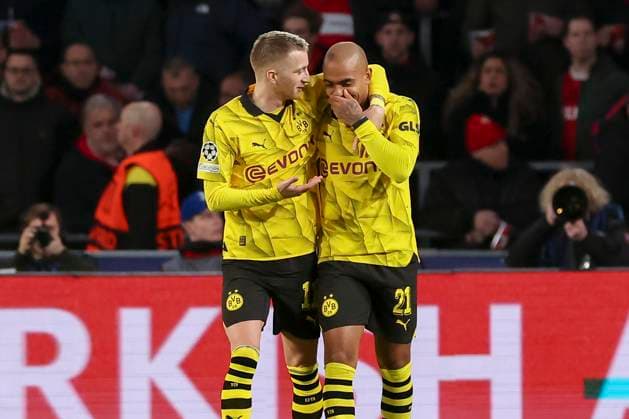 Donyell Malen (Borussia Dortmund) bejubelt seinen Treffer zum 0:1 mit Marco Reus (Borussia Dortmund), UEFA Champions League 2023 2024 - Round of 16 - 1st leg, PSV Eindhoven vs Borussia Dortmund, PSV Stadion, 20.02.2024, Eindhoven, Netherlands.
