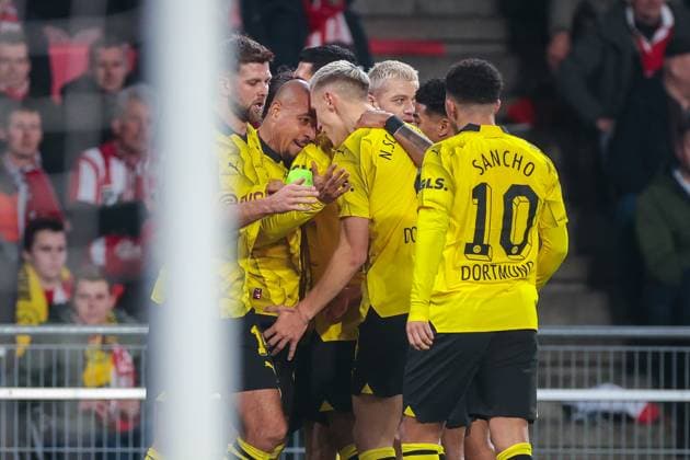 20.02.2024, Fussball, Saison 2023 2024, UEFA Champions League, Achtelfinale, Runde 1, PSV Eindhoven - Borussia Dortmund, Die Spieler des BVB bejubeln das Tor zum 0:1 durch Donyell Malen (Borussia Dortmund), Eindhoven Philips Stadion Nordbrabant Niederlande xRHR-FOTO DEx Copyright: DennisxEwert RHR-FOTOx RHR-FOTO DE