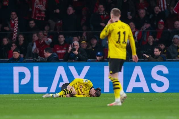 20.02.2024, Fussball, Saison 2023 2024, UEFA Champions League, Achtelfinale, Runde 1, PSV Eindhoven - Borussia Dortmund, Marcel Sabitzer (Borussia Dortmund) hat Schmerzen, Eindhoven Philips Stadion Nordbrabant Niederlande xRHR-FOTO DEx Copyright: DennisxEwert RHR-FOTOx RHR-FOTO DE