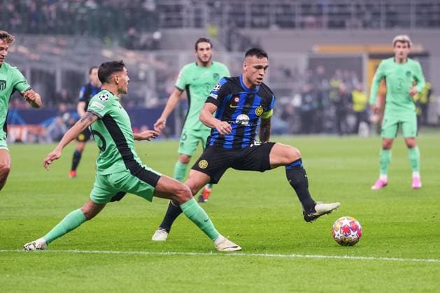 MILAN, ITALY - FEBRUARY 20: Lautaro Martinez of Inter (R) against Koke of Atletico de Madrid (L) during the UEFA Champions League 2023 24 round of 16 first leg match between FC Internazionale and AtlÃ tico Madrid at Stadio Giuseppe Meazza on February 20, 2024 in Milan, Italy. Milan Stadio Giuseppe Meazza Italy Copyright: xJustPictures.ch JarixPestelaccix jp-en-EuSpIm-JPH08108-20240220