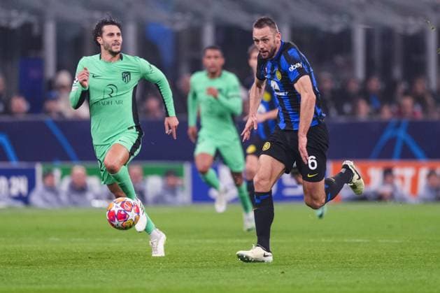 MILAN, ITALY - FEBRUARY 20: Stefan de Vrij of Inter (R) against Jose Maria Gimenez of Atletico de Madrid (L) during the UEFA Champions League 2023 24 round of 16 first leg match between FC Internazionale and AtlÃ tico Madrid at Stadio Giuseppe Meazza on February 20, 2024 in Milan, Italy. Milan Stadio Giuseppe Meazza Italy Copyright: xJustPictures.ch JarixPestelaccix jp-en-EuSpIm-JPH08918-20240220