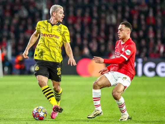 Julian Ryerson (Borussia Dortmund BVB, 26) im Zweikampf gegen Sergino Dest (PSV Eindhoven, 08), NLD, PSV Eindhoven vs. Borussia Dortmund BVB, UEFA Champions League 2023 24 - Achtefinale, Hinspiel, 20.02.2024, NLD, PSV Eindhoven vs. Borussia Dortmund BVB, UEFA Champions League 2023 24 - Achtefinale, Hinspiel, 20.02.2024, Foto: Eibner-Pressefoto Gabriel Boia EIndhoven Copyright: xEibner-Pressefoto GabrielxBoiax EP_EER