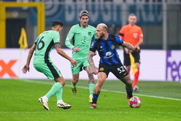 MILAN, ITALY - FEBRUARY 20: Federico Dimarco of Inter (R) against Rodrigo De Paul of Atletico de Madrid (C) and Nahuel Molina of Atletico de Madrid (L) during the UEFA Champions League 2023 24 round of 16 first leg match between FC Internazionale and AtlÃ tico Madrid at Stadio Giuseppe Meazza on February 20, 2024 in Milan, Italy. Milan Stadio Giuseppe Meazza Italy Copyright: xJustPictures.ch JarixPestelaccix jp-en-EuSpIm-JPH08841-20240220