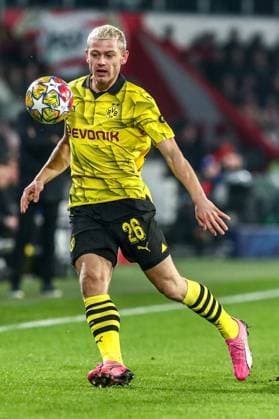 Julian Ryerson (Borussia Dortmund BVB, 26) am Ball, in Aktion, Einzelaktion, NLD, PSV Eindhoven vs. Borussia Dortmund BVB, UEFA Champions League 2023 24 - Achtefinale, Hinspiel, 20.02.2024, NLD, PSV Eindhoven vs. Borussia Dortmund BVB, UEFA Champions League 2023 24 - Achtefinale, Hinspiel, 20.02.2024, Foto: Eibner-Pressefoto Gabriel Boia EIndhoven Copyright: xEibner-Pressefoto GabrielxBoiax EP_EER