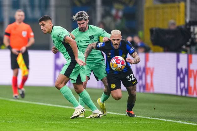 MILAN, ITALY - FEBRUARY 20: Federico Dimarco of Inter (R) against Rodrigo De Paul of Atletico de Madrid (C) and Nahuel Molina of Atletico de Madrid (L) during the UEFA Champions League 2023 24 round of 16 first leg match between FC Internazionale and AtlÃ tico Madrid at Stadio Giuseppe Meazza on February 20, 2024 in Milan, Italy. Milan Stadio Giuseppe Meazza Italy Copyright: xJustPictures.ch JarixPestelaccix jp-en-EuSpIm-JPH08846-20240220