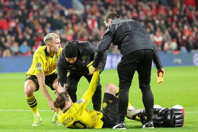 Marcel Sabitzer (Borussia Dortmund) wird verletzungsbedingt auf dem Platz behandelt, UEFA Champions League 2023 2024 - Round of 16 - 1st leg, PSV Eindhoven vs Borussia Dortmund, PSV Stadion, 20.02.2024, Eindhoven, Netherlands.