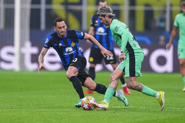 MILAN, ITALY - FEBRUARY 20: Rodrigo De Paul of Atletico de Madrid (R) against Hakan Calhanoflu of Inter (L) during the UEFA Champions League 2023 24 round of 16 first leg match between FC Internazionale and AtlÃ tico Madrid at Stadio Giuseppe Meazza on February 20, 2024 in Milan, Italy. Milan Stadio Giuseppe Meazza Italy Copyright: xJustPictures.ch JarixPestelaccix jp-en-EuSpIm-JPH08959-20240220