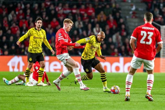 Donyell Malen (Borussia Dortmund BVB, 21) im Zweikampf gegen Jerdy Schouten (PSV Eindhoven, 22), NLD, PSV Eindhoven vs. Borussia Dortmund BVB, UEFA Champions League 2023 24 - Achtefinale, Hinspiel, 20.02.2024, NLD, PSV Eindhoven vs. Borussia Dortmund BVB, UEFA Champions League 2023 24 - Achtefinale, Hinspiel, 20.02.2024, Foto: Eibner-Pressefoto Gabriel Boia EIndhoven Copyright: xEibner-Pressefoto GabrielxBoiax EP_EER