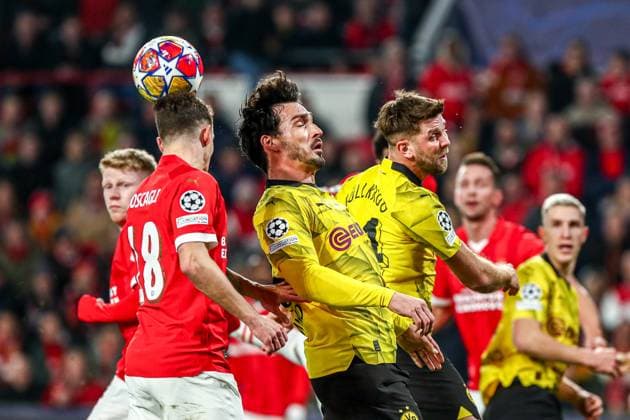 Mats Hummels (Borussia Dortmund BVB, 15) im Zweikampf gegen Olivier Boscagli (PSV Eindhoven, 18), NLD, PSV Eindhoven vs. Borussia Dortmund BVB, UEFA Champions League 2023 24 - Achtefinale, Hinspiel, 20.02.2024, NLD, PSV Eindhoven vs. Borussia Dortmund BVB, UEFA Champions League 2023 24 - Achtefinale, Hinspiel, 20.02.2024, Foto: Eibner-Pressefoto Gabriel Boia EIndhoven Copyright: xEibner-Pressefoto GabrielxBoiax EP_EER