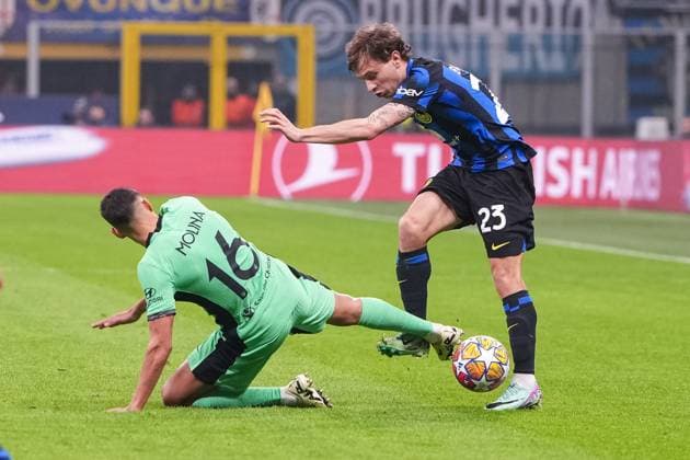 MILAN, ITALY - FEBRUARY 20: Nicolo Barella of Inter (R) fights for the ball with Nahuel Molina of Atletico de Madrid (L) during the UEFA Champions League 2023 24 round of 16 first leg match between FC Internazionale and AtlÃ tico Madrid at Stadio Giuseppe Meazza on February 20, 2024 in Milan, Italy. Milan Stadio Giuseppe Meazza Italy Copyright: xJustPictures.ch JarixPestelaccix jp-en-EuSpIm-JPH08066-20240220