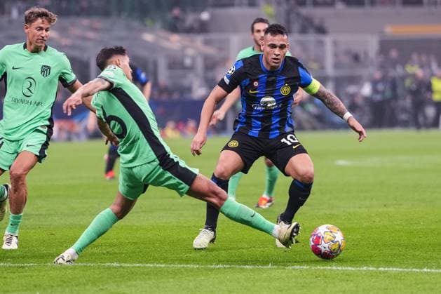 MILAN, ITALY - FEBRUARY 20: Lautaro Martinez of Inter (R) fights for the ball with Koke of Atletico de Madrid (L) during the UEFA Champions League 2023 24 round of 16 first leg match between FC Internazionale and AtlÃ tico Madrid at Stadio Giuseppe Meazza on February 20, 2024 in Milan, Italy. Milan Stadio Giuseppe Meazza Italy Copyright: xJustPictures.ch JarixPestelaccix jp-en-EuSpIm-JPH08106_1-20240220
