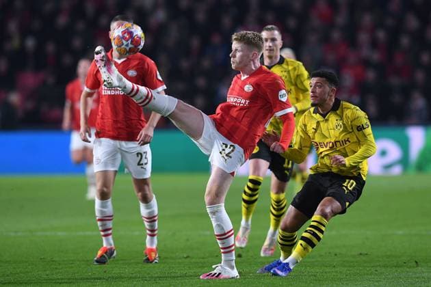 Fußball Champions League Achtelfinale PSV Eindhoven - Borussia Dortmund am 20.02.2024 im Philips Stadion in Eindhoven Jerdy Schouten ( Eindhoven ), links - Jadon Sancho ( Dortmund ), rechts