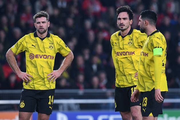 Fußball Champions League Achtelfinale PSV Eindhoven - Borussia Dortmund am 20.02.2024 im Philips Stadion in Eindhoven Niclas Füllkrug ( Dortmund ), links - Mats Hummels ( Dortmund ), mitte - Emre Can ( Dortmund ), rechts