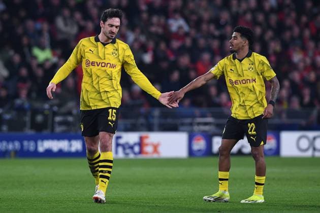 Fußball Champions League Achtelfinale PSV Eindhoven - Borussia Dortmund am 20.02.2024 im Philips Stadion in Eindhoven Mats Hummels ( Dortmund ), links - Ian Maatsen ( Dortmund ), rechts