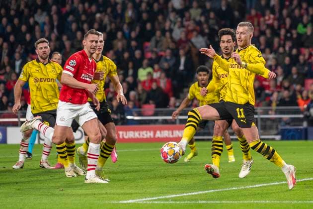 Marco Reus (Borussia Dortmund 09, 11) befoerdert den Ball aus dem Strafraum. Fussball: UEFA Champions League, Saison 2023 2024, Achtelfinale, Runde 1 von 2, PSV Eindhoven - Borussia Dortmund am 20.02.2024 im Phillips-Stadion in Eindhoven. Foto: Kirchner-Media TH Copyright: xKirchner-Media THx