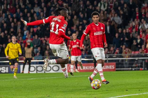 Johan Bakayoko (PSV Eindhoven, 11) nimmt den Ball direkt, aber verzieht. Dabei Malik Tillman (PSV Eindhoven, 10). Fussball: UEFA Champions League, Saison 2023 2024, Achtelfinale, Runde 1 von 2, PSV Eindhoven - Borussia Dortmund am 20.02.2024 im Phillips-Stadion in Eindhoven. Foto: Kirchner-Media TH Copyright: xKirchner-Media THx