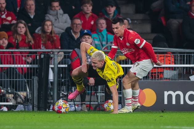 20.02.2024, Fussball, Saison 2023 2024, UEFA Champions League, Achtelfinale, Runde 1, PSV Eindhoven - Borussia Dortmund, Hirving Lozano (PSV Eindhoven) foult Julian Ryerson (Borussia Dortmund), Eindhoven Philips Stadion Nordbrabant Niederlande xRHR-FOTO DEx Copyright: DennisxEwert RHR-FOTOx RHR-FOTO DE