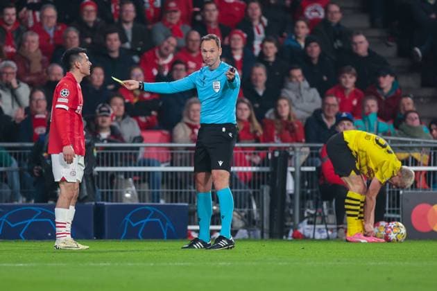 20.02.2024, Fussball, Saison 2023 2024, UEFA Champions League, Achtelfinale, Runde 1, PSV Eindhoven - Borussia Dortmund, Schiedsrichter Srdjan Jovanovic zeigt Hirving Lozano (PSV Eindhoven) die Gelbe Karte, Eindhoven Philips Stadion Nordbrabant Niederlande xRHR-FOTO DEx Copyright: DennisxEwert RHR-FOTOx RHR-FOTO DE