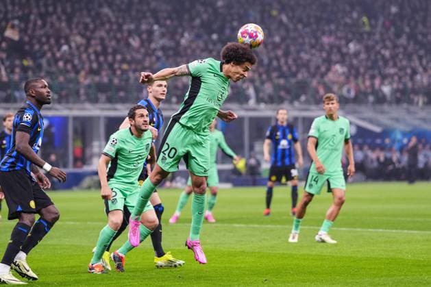 MILAN, ITALY - FEBRUARY 20: Axel Witsel of Atletico de Madrid heads the ball during the UEFA Champions League 2023 24 round of 16 first leg match between FC Internazionale and AtlÃ tico Madrid at Stadio Giuseppe Meazza on February 20, 2024 in Milan, Italy. Milan Stadio Giuseppe Meazza Italy Copyright: xJustPictures.ch JarixPestelaccix jp-en-EuSpIm-JPH08008-20240220