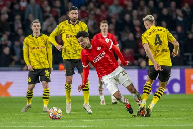 Foulspiel von Nico Schlotterbeck (Borussia Dortmund 09, 04) an Malik Tillman (PSV Eindhoven, 10). Dahinter Marcel Sabitzer (Borussia Dortmund, 20) und Emre Can (Borussia Dortmund 09, 23). Fussball: UEFA Champions League, Saison 2023 2024, Achtelfinale, Runde 1 von 2, PSV Eindhoven - Borussia Dortmund am 20.02.2024 im Phillips-Stadion in Eindhoven. Foto: Kirchner-Media TH Copyright: xKirchner-Media THx