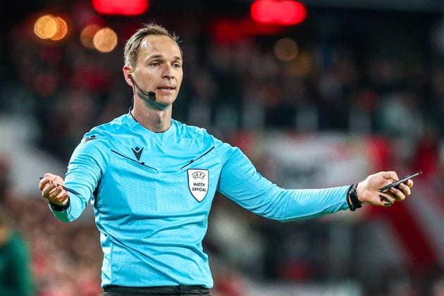 Srdan Jovanovic (SRB) (Schiedsrichter), NLD, PSV Eindhoven vs. Borussia Dortmund BVB, UEFA Champions League 2023 24 - Achtefinale, Hinspiel, 20.02.2024, NLD, PSV Eindhoven vs. Borussia Dortmund BVB, UEFA Champions League 2023 24 - Achtefinale, Hinspiel, 20.02.2024, Foto: Eibner-Pressefoto Gabriel Boia EIndhoven Copyright: xEibner-Pressefoto GabrielxBoiax EP_EER