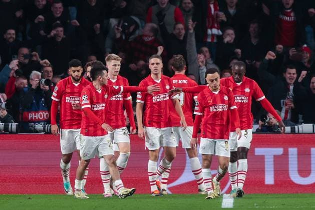 20.02.2024, Fussball, Saison 2023 2024, UEFA Champions League, Achtelfinale, Runde 1, PSV Eindhoven - Borussia Dortmund, Die Spieler der PSV Eindhoven bejubeln das Tor zum 1:1 durch Luuk de Jong (PSV Eindhoven), Eindhoven Philips Stadion Nordbrabant Niederlande xRHR-FOTO DEx Copyright: DennisxEwert RHR-FOTOx RHR-FOTO DE