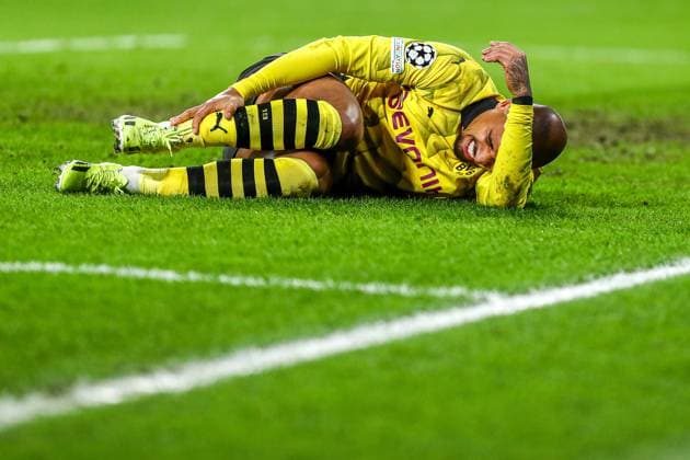 Donyell Malen (Borussia Dortmund BVB, 21) liegt schmerzverzerrt am Boden, NLD, PSV Eindhoven vs. Borussia Dortmund BVB, UEFA Champions League 2023 24 - Achtefinale, Hinspiel, 20.02.2024, NLD, PSV Eindhoven vs. Borussia Dortmund BVB, UEFA Champions League 2023 24 - Achtefinale, Hinspiel, 20.02.2024, Foto: Eibner-Pressefoto Gabriel Boia EIndhoven Copyright: xEibner-Pressefoto GabrielxBoiax EP_EER