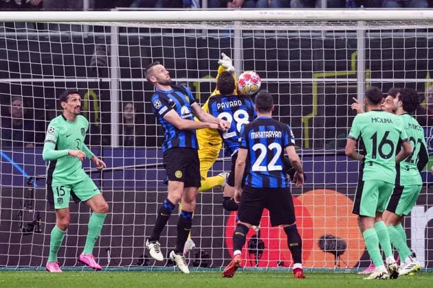 MILAN, ITALY - FEBRUARY 20: Benjamin Pavard of Inter fights for the ball with against goalkeeper Jan Oblak of Atletico de Madrid during the UEFA Champions League 2023 24 round of 16 first leg match between FC Internazionale and AtlÃ tico Madrid at Stadio Giuseppe Meazza on February 20, 2024 in Milan, Italy. Milan Stadio Giuseppe Meazza Italy Copyright: xJustPictures.ch JarixPestelaccix jp-en-EuSpIm-JPH09464-20240220