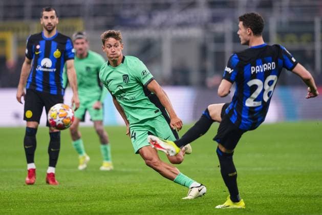 MILAN, ITALY - FEBRUARY 20: Marcos Llorente of Atletico de Madrid (L) against Benjamin Pavard of Inter (R) during the UEFA Champions League 2023 24 round of 16 first leg match between FC Internazionale and AtlÃ tico Madrid at Stadio Giuseppe Meazza on February 20, 2024 in Milan, Italy. Milan Stadio Giuseppe Meazza Italy Copyright: xJustPictures.ch JarixPestelaccix jp-en-EuSpIm-JPH09486-20240220