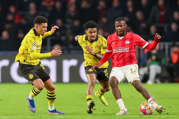 Jadon Sancho (Borussia Dortmund), Ian Maatsen (Borussia Dortmund) und Johan Bakayoko (PSV Eindhoven) kaempfen um den Ball, UEFA Champions League 2023 2024 - Round of 16 - 1st leg, PSV Eindhoven vs Borussia Dortmund, PSV Stadion, 20.02.2024, Eindhoven, Netherlands.