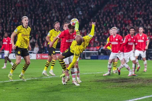 20.02.2024, Fussball, Saison 2023 2024, UEFA Champions League, Achtelfinale, Runde 1, PSV Eindhoven - Borussia Dortmund, Donyell Malen (Borussia Dortmund) versucht einen Fallrückzieher und trifft Oliver Boscagli (PSV Eindhoven) am Kopf, Eindhoven Philips Stadion Nordbrabant Niederlande xRHR-FOTO DEx Copyright: DennisxEwert RHR-FOTOx RHR-FOTO DE