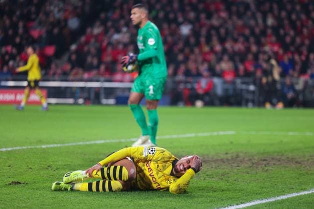 20.02.2024, Fussball, Saison 2023 2024, UEFA Champions League, Achtelfinale, Runde 1, PSV Eindhoven - Borussia Dortmund, Donyell Malen (Borussia Dortmund) liegt am Boden und hat Schmerzen, Eindhoven Philips Stadion Nordbrabant Niederlande xRHR-FOTO DEx Copyright: DennisxEwert RHR-FOTOx RHR-FOTO DE