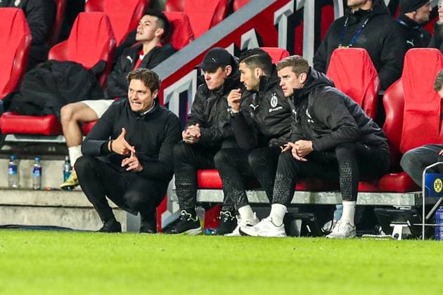 Edin Terzic (Borussia Dortmund BVB, Chef-Trainer) gestikuliert, Gestik, NLD, PSV Eindhoven vs. Borussia Dortmund BVB, UEFA Champions League 2023 24 - Achtefinale, Hinspiel, 20.02.2024, NLD, PSV Eindhoven vs. Borussia Dortmund BVB, UEFA Champions League 2023 24 - Achtefinale, Hinspiel, 20.02.2024, Foto: Eibner-Pressefoto Gabriel Boia EIndhoven Copyright: xEibner-Pressefoto GabrielxBoiax EP_EER