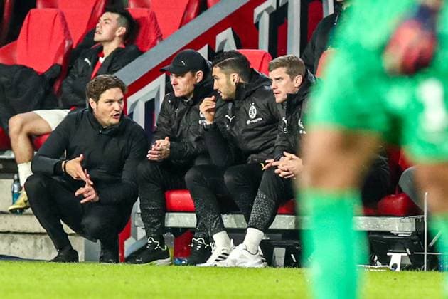 Edin Terzic (Borussia Dortmund BVB, Chef-Trainer) gestikuliert, Gestik, NLD, PSV Eindhoven vs. Borussia Dortmund BVB, UEFA Champions League 2023 24 - Achtefinale, Hinspiel, 20.02.2024, NLD, PSV Eindhoven vs. Borussia Dortmund BVB, UEFA Champions League 2023 24 - Achtefinale, Hinspiel, 20.02.2024, Foto: Eibner-Pressefoto Gabriel Boia EIndhoven Copyright: xEibner-Pressefoto GabrielxBoiax EP_EER