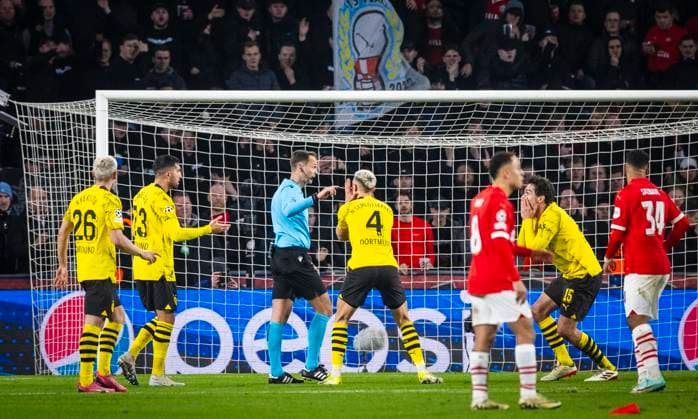 Eindhoven, Netherlands. 20th Feb 2024. Schiedsrichter Srdjan Jovanovic gibt Elfmeter gen Mats Hummels (BVB) PSV Eindhoven - Borussia Dortmund 20.02.2024