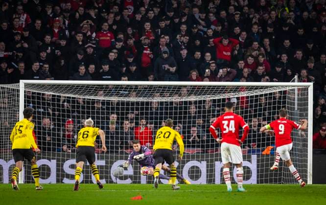 Eindhoven, Netherlands. 20th Feb 2024. Tor zum 1:1 durch einen Elfmeter von Luuk de Jong (Eindhoven) gegen Torwart Alexander Meyer (BVB) PSV Eindhoven - Borussia Dortmund 20.02.2024