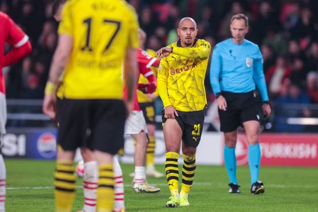 20.02.2024, Fussball, Saison 2023 2024, UEFA Champions League, Achtelfinale, Runde 1, PSV Eindhoven - Borussia Dortmund, Donyell Malen (Borussia Dortmund) ist erschöpft, Eindhoven Philips Stadion Nordbrabant Niederlande xRHR-FOTO DEx Copyright: DennisxEwert RHR-FOTOx RHR-FOTO DE