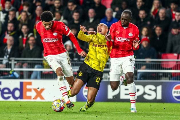 Donyell Malen (Borussia Dortmund BVB, 21) im Zweikampf gegen Malik Tillman (PSV Eindhoven, 10), NLD, PSV Eindhoven vs. Borussia Dortmund BVB, UEFA Champions League 2023 24 - Achtefinale, Hinspiel, 20.02.2024, NLD, PSV Eindhoven vs. Borussia Dortmund BVB, UEFA Champions League 2023 24 - Achtefinale, Hinspiel, 20.02.2024, Foto: Eibner-Pressefoto Gabriel Boia EIndhoven Copyright: xEibner-Pressefoto GabrielxBoiax EP_EER